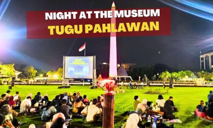 Suasana Magis Night At The Museum Di Tugu Pahlawan Surabaya