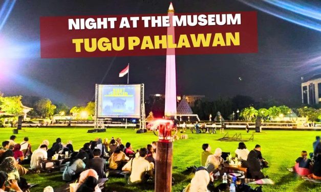 Suasana Magis Night At The Museum Di Tugu Pahlawan Surabaya