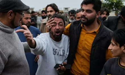 Tangis Keluarga Korban Di Balik Bom Masjid Syiah Islamabad