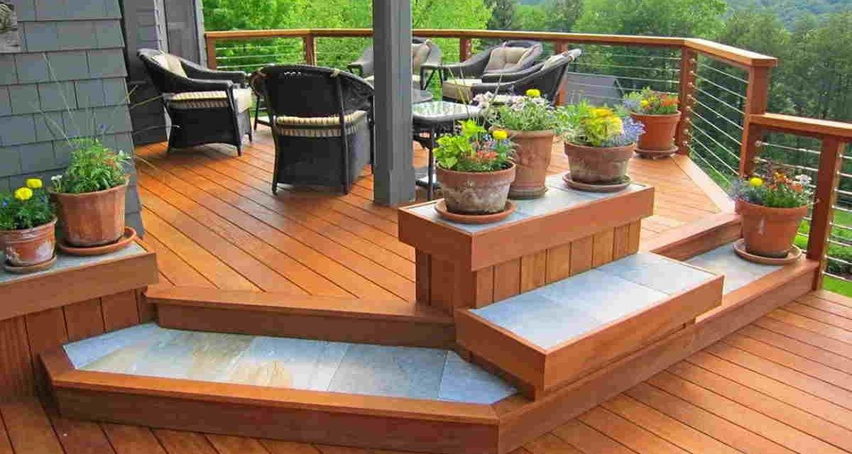 Teras Minimalis Impian Dengan Kursi Kayu Panjang Yang Cantik