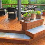 Teras Minimalis Impian Dengan Kursi Kayu Panjang Yang Cantik