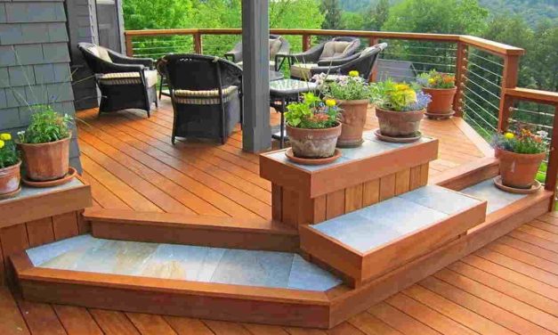 Teras Minimalis Impian Dengan Kursi Kayu Panjang Yang Cantik