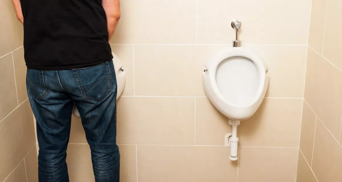 Tanpa Disangka, Kencing Saat Mandi Bisa Picu Dampak Ini