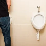 Tanpa Disangka, Kencing Saat Mandi Bisa Picu Dampak Ini