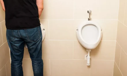 Tanpa Disangka, Kencing Saat Mandi Bisa Picu Dampak Ini