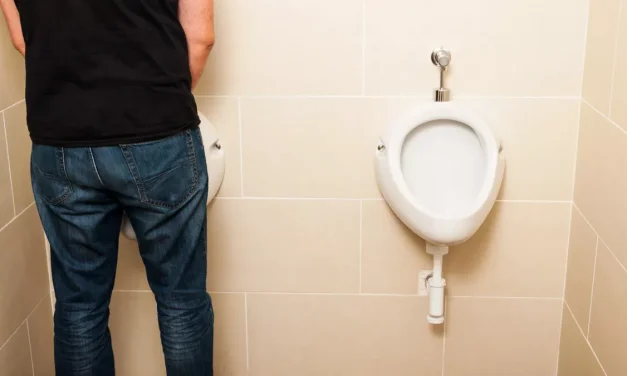Tanpa Disangka, Kencing Saat Mandi Bisa Picu Dampak Ini