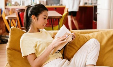 Orang Rumahan Biasanya Punya 10 Kepribadian Unik Ini
