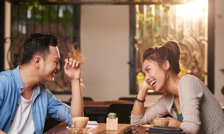 Ciri Wanita Yang Terlanjur Jatuh Cinta Dengan Pasangannya