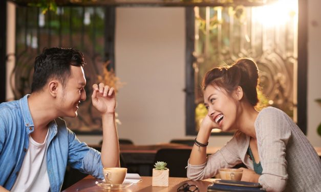 Ciri Wanita Yang Terlanjur Jatuh Cinta Dengan Pasangannya